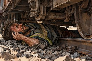 Vlak Duncana táhl desítky metrů a takřka ho přepůlil. Přesto vytáhl telefon a zavolal si pomoc - Médium.cz